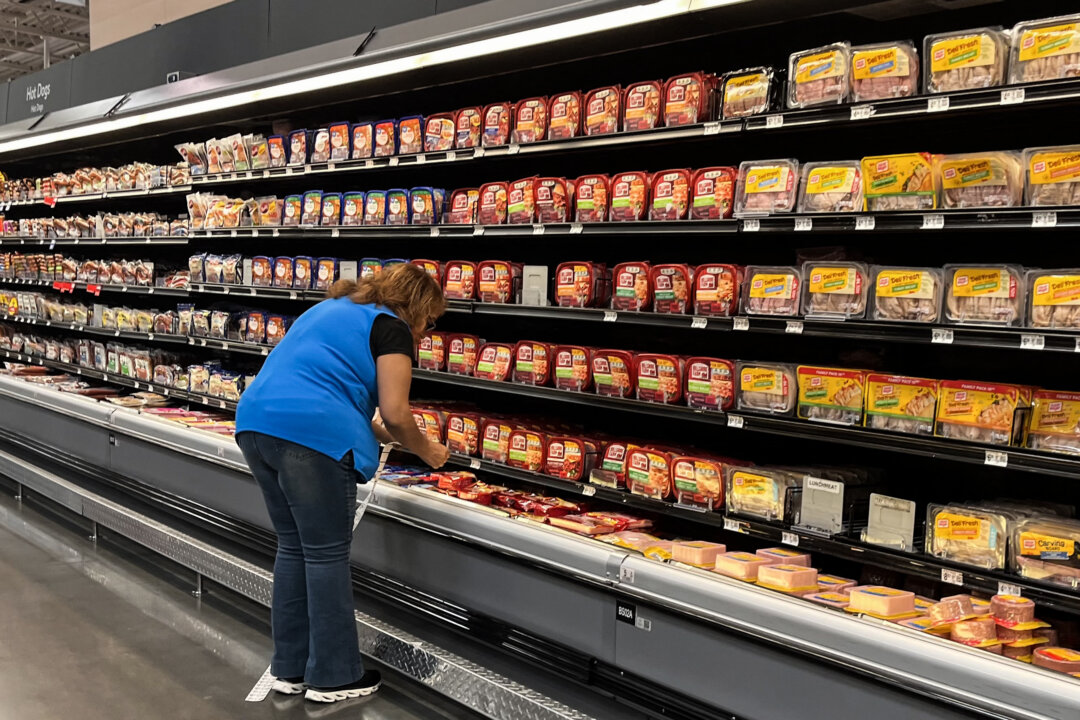 Отдел упакованного мяса в супермаркете Walmart в Хьюстоне, 15 мая 2025 года. (Ronaldo Schemidt/AFP via Getty Images) | Epoch Times Media
