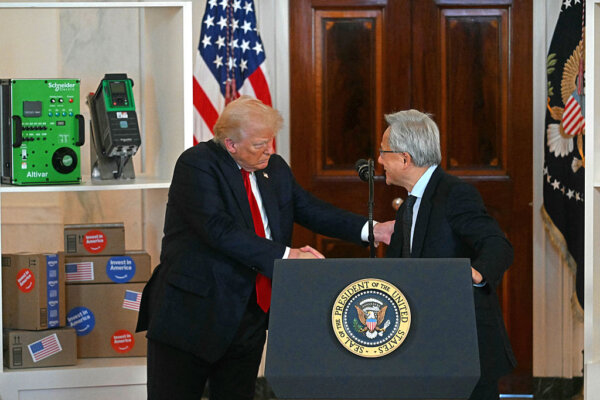 Президент Дональд Трамп (слева) пожимает руку генеральному директору Nvidia Дженсену Хуангу во время обсуждения инвестиций в Америку в Белом доме 30 апреля 2025 года. (Джим Уотсон/AFP via Getty Images)