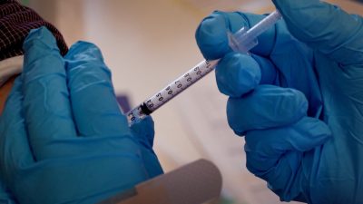 Эксперты заявляют, что вакцины от COVID-19 могут вызывать рак