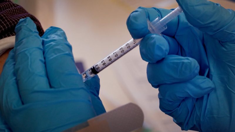 Эксперты заявляют, что вакцины от COVID-19 могут вызывать рак