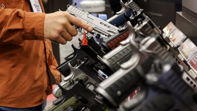 Уровень насильственных преступлений снизился, поскольку все больше американцев носят с собой оружие
