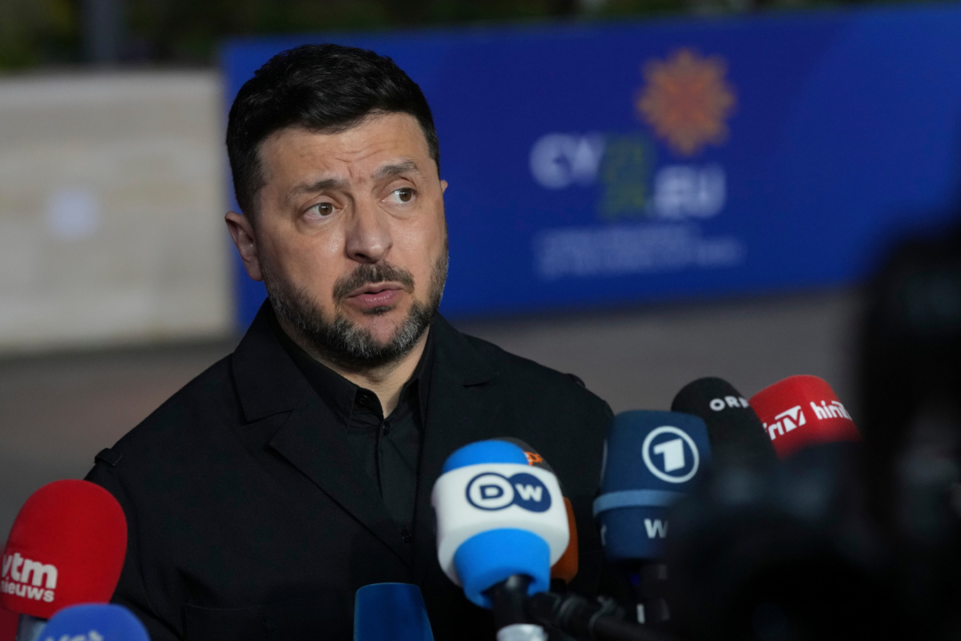 Президент Украины Владимир Зеленский выступает с заявлениями по прибытии на саммит ЕС в Айя-Напе, Кипр, 23 апреля 2026 года. (Петрос Караджиас/AP Photo)