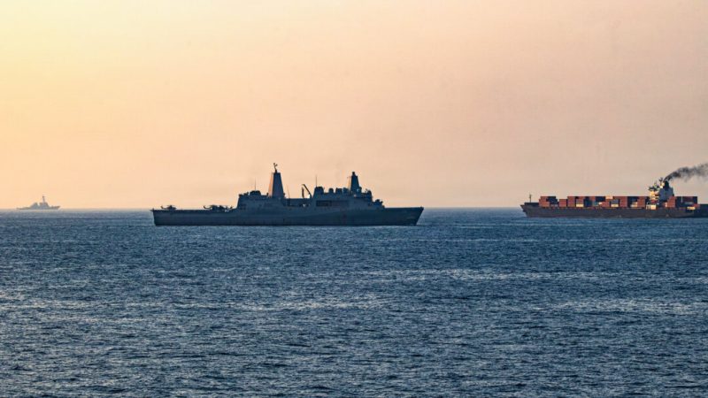 20 апреля 2026 года военно-морские силы США патрулируют Аравийское море вблизи судна «Тоуска» у Ормузского пролива. (Фото: ВМС США, Getty Images) | Epoch Times Media
