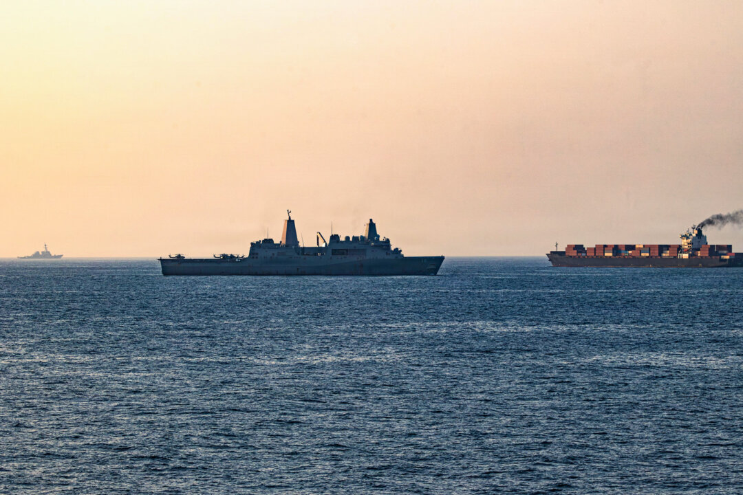 20 апреля 2026 года военно-морские силы США патрулируют Аравийское море вблизи судна «Тоуска» у Ормузского пролива. (Фото: ВМС США, Getty Images) | Epoch Times Media