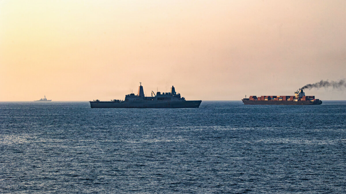 20 апреля 2026 года американские военные патрулируют Аравийское море вблизи судна «Touska» у Ормузского пролива. (ВМС США через Getty Images)
