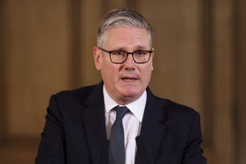 Премьер-министр Великобритании Кир Стармер на Даунинг-стрит в Лондоне 5 мая 2026 года. (Ханна Маккей / POOL / AFP via Getty Images) | Epoch Times Media