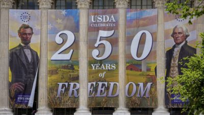 14 мая 2026 года на здании Министерства сельского хозяйства США висят баннеры, а рабочие продолжают возведение инфраструктуры для ярмарки «Great American State Fair» от Freedom 250 на Национальной аллее в Вашингтоне. (Эндрю Харник/Getty Images) | Epoch Times Media