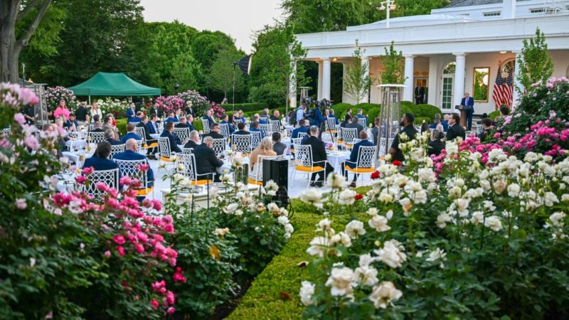 Трамп устроил ужин для американских фермеров в клубе «Роуз Гарден»