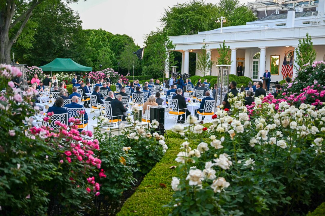 Президент США Дональд Трамп выступает во время ужина «Rose Garden Club», организованного в честь Недели полиции в Белом доме в Вашингтоне, округ Колумбия, 11 мая 2026 года. (Кент Нисимура/AFP via Getty Images) | Epoch Times Media
