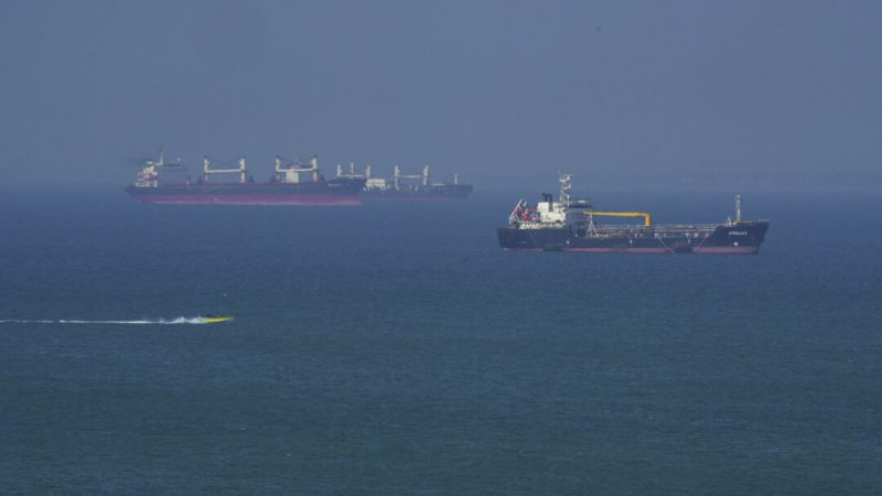 28 апреля 2026 года нефтяной танкер «Атила-2» плывет в проливе Ормуз у острова Кешм (Иран). (Асгар Бешарати/Getty Images) | Epoch Times Media