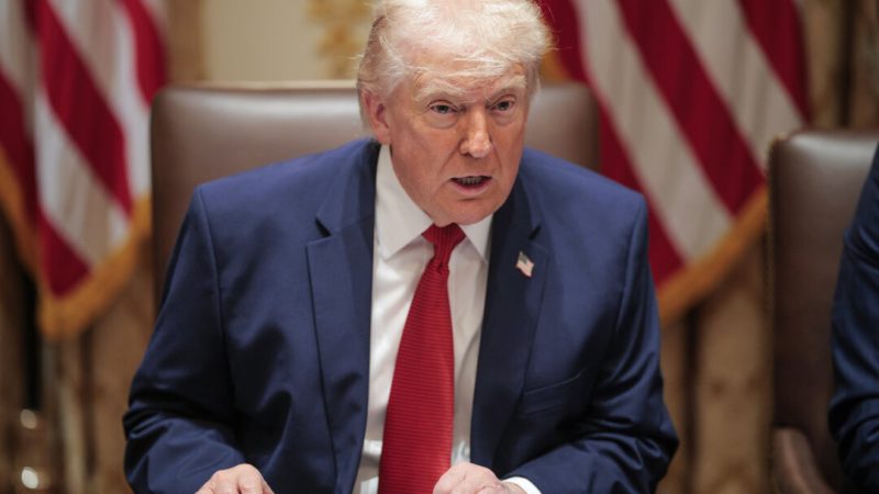 Президент Дональд Трамп выступает на заседании кабинета министров в зале заседаний кабинета министров Белого дома в Вашингтоне 26 марта 2026 года. (Чип Сомодевилла/Getty Images) | Epoch Times Media