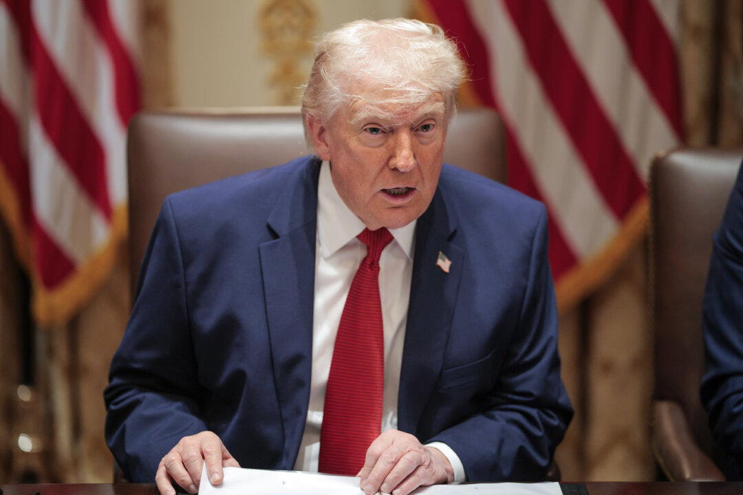 Президент Дональд Трамп выступает на заседании кабинета министров в зале заседаний кабинета министров Белого дома в Вашингтоне 26 марта 2026 года. (Чип Сомодевилла/Getty Images) | Epoch Times Media