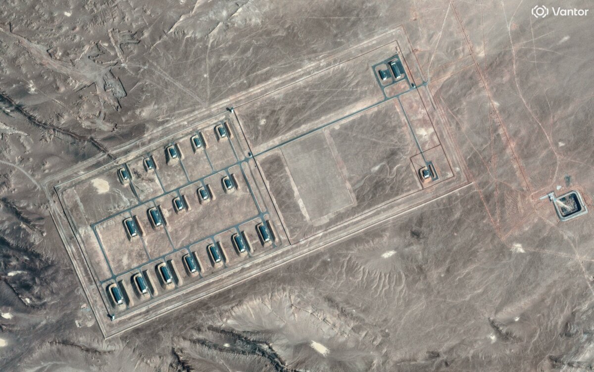 Спутниковый снимок, сделанный 19 марта 2026 года в Синьцзян-Уйгурском автономном районе Китая, показывает то, что, по мнению аналитиков по вопросам безопасности, является укрепленным хранилищем оружия: вокруг здания видны укрепления, ограждающая стена и сторожевые башни. (Vantor/Handout via Reuters)