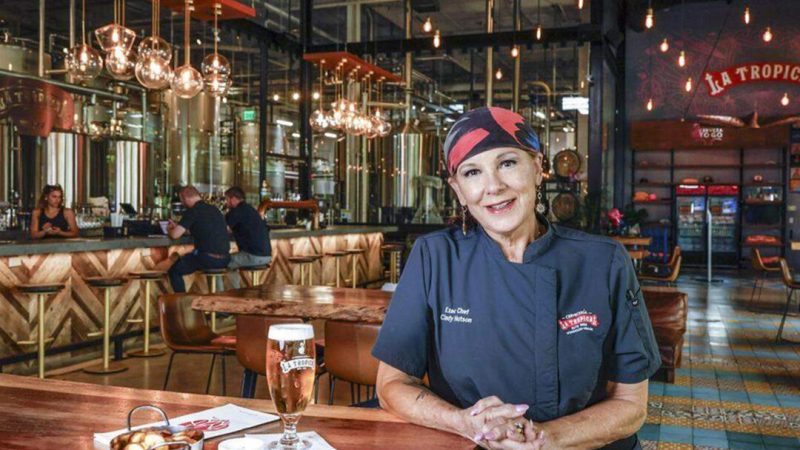 Шеф-повар Синди Хатсон представляет новое меню в пивоварне Cerveceria La Tropical в районе Уинвуд, в котором особое внимание уделяется «полезным» блюдам и уменьшенным порциям. (Ал Диас/Miami Herald/TNS)