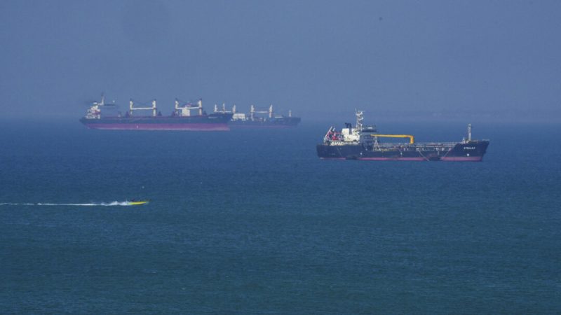 Нефтяной танкер «Атела 2» движется по морю у острова Кешм, Иран, в Ормузском проливе, 28 апреля 2026 года. Фото: Асгар Бешарати/Getty Images | Epoch Times Media