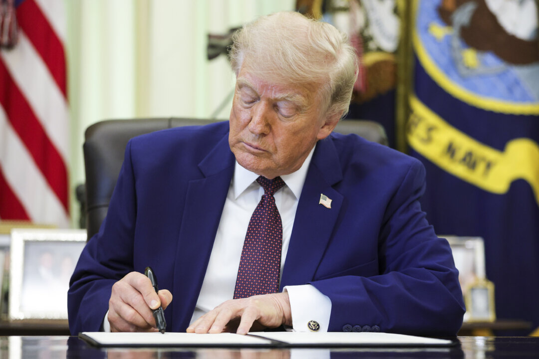 Президент Дональд Трамп подписывает указ во время мероприятия в Овальном кабинете Белого дома 3 июня 2026 года. (Кевин Дитч / Getty Images) | Epoch Times Media