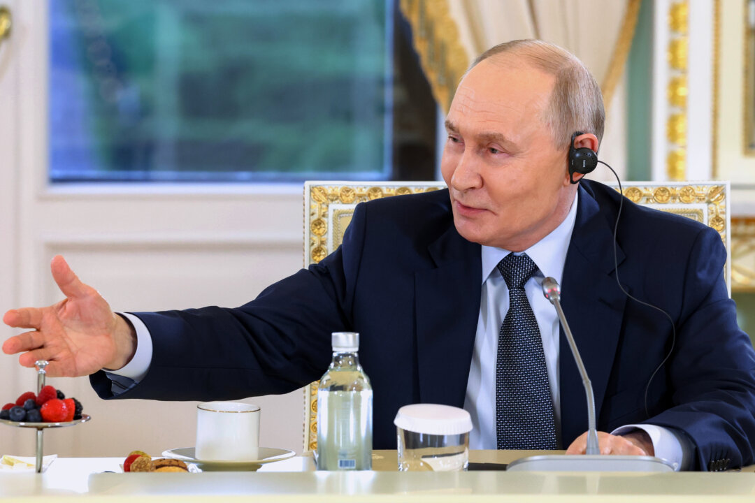 Президент России Владимир Путин жестикулирует во время встречи с представителями международных информационных агентств в кулуарах Петербургского международного экономического форума в Константиновском дворце в Санкт-Петербурге, Россия, 4 июня 2026 года. (Александр Казаков, «Спутник», фото из пула Кремля, предоставлено AP) | Epoch Times Media