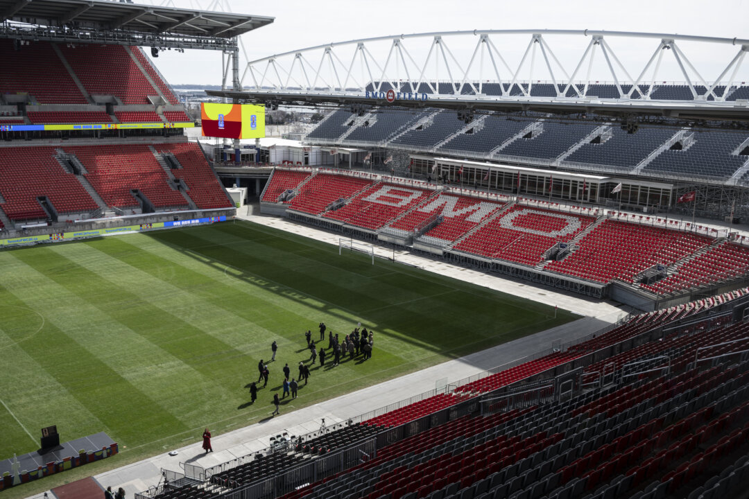 Представители СМИ осматривают поле стадиона «BMO Field» во время экскурсии, организованной компанией MLSE и администрацией города Торонто с целью продемонстрировать модернизацию стадиона в преддверии проведения шести матчей Чемпионата мира по футболу 2026 года в Торонто, 24 марта 2026 года. (The Canadian Press/Эдуардо Лима) | Epoch Times Media