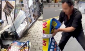 На снимке, сделанном из видеозаписи, запечатлен мужчина, вандализирующий информационный стенд практикующих Фалуньгун на острове Чеджу, Южная Корея, 2 июня 2026 года. (Предоставлено практикующими Фалуньгун в Южной Корее) | Epoch Times Media