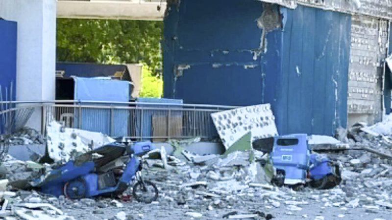 Автомобили, поврежденные обломками после мощного землетрясения в регионе Минданао (Филиппины) 8 июня 2026 года. (Эрнесто Торрес-младший, фото AP) | Epoch Times Media