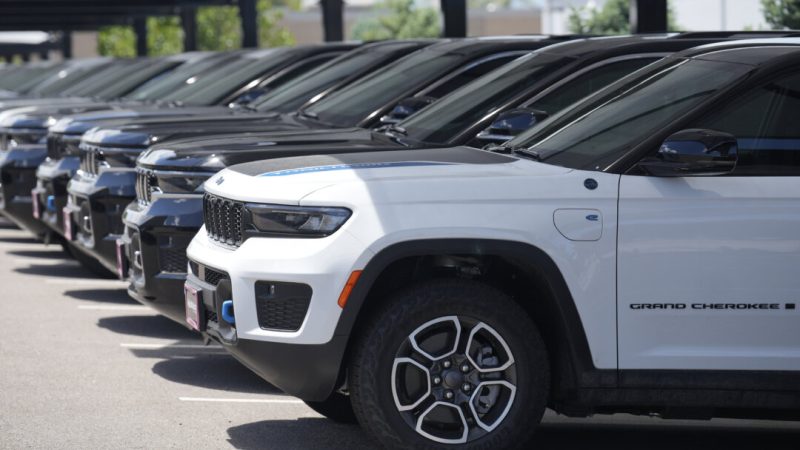 Непроданные внедорожники Grand Cherokee 2023 года выстроились длинной чередой на автосалоне Jeep 18 июня 2023 года в Энглвуде, штат Колорадо. (Фото AP/Дэвид Залубовски) | Epoch Times Media