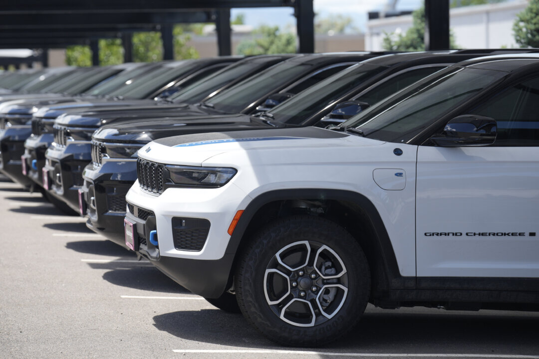 Непроданные внедорожники Grand Cherokee 2023 года выстроились длинной чередой на автосалоне Jeep 18 июня 2023 года в Энглвуде, штат Колорадо. (Фото AP/Дэвид Залубовски) | Epoch Times Media