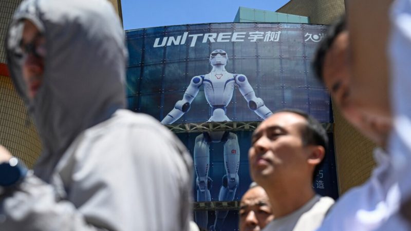 Плакат с изображением человекоподобного робота Unitree Robotics в первом в Азии магазине, демонстрирующем воплощенный интеллект, в Шанхае, Китай, 31 мая 2026 года. (Jade Gao/AFP via Getty Images) | Epoch Times Media