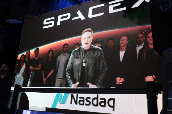 Основатель и генеральный директор SpaceX Илон Маск выступает по видеосвязи на площадке Nasdaq MarketSite на Таймс-сквер во время запуска первичного публичного размещения акций SpaceX на бирже Nasdaq в Нью-Йорке 12 июня 2026 года. (Спенсер Платт/Getty Images) | Epoch Times Media