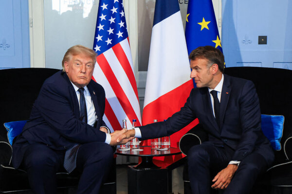 Президент США Дональд Трамп (слева) пожимает руку президенту Франции Эммануэлю Макрону во время двусторонней встречи на полях саммита G7 в Эвиане, на центрально-востоке Франции, 15 июня 2026 года. (Ludovic Marin/POOL/AFP via Getty Images) | Epoch Times Media