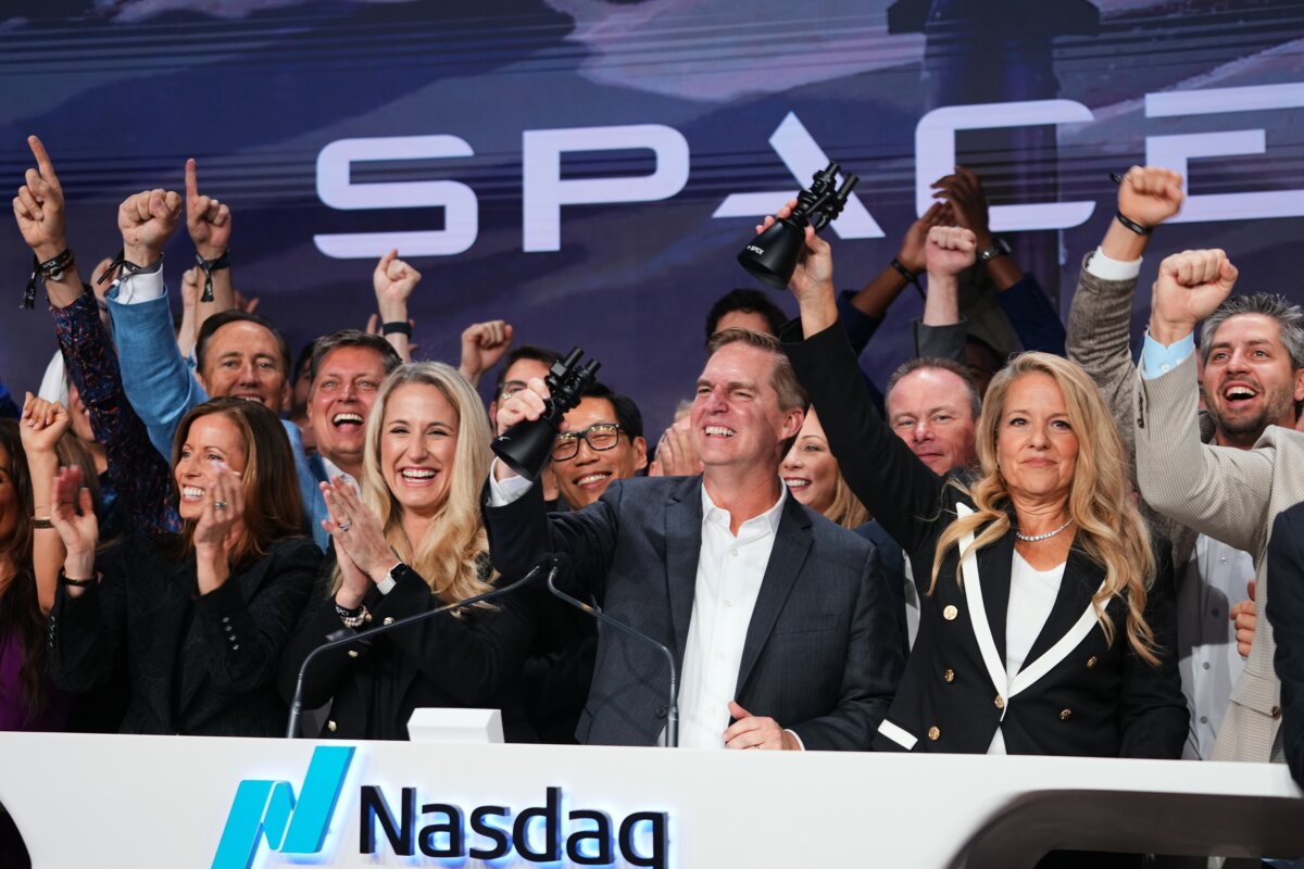Гвинн Шотвелл, президент и главный операционный директор SpaceX (справа), празднует вместе с коллегами во время церемонии открытия торгов по случаю IPO SpaceX на Nasdaq MarketSite в Нью-Йорке 12 июня 2026 года. (Фрэнк Франклин II/AP Photo)