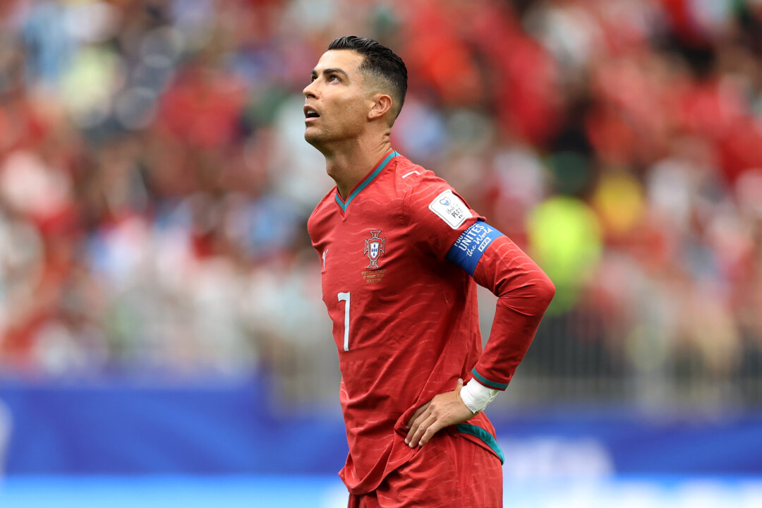 Криштиану Роналду №7 из Португалии наблюдает за матчем группы K чемпионата мира по футболу FIFA 2026 между Португалией и Конго на стадионе «Хьюстон» в Хьюстоне, штат Техас, 17 июня 2026 года. (Молли Дарлингтон/Getty Images) | Epoch Times Media