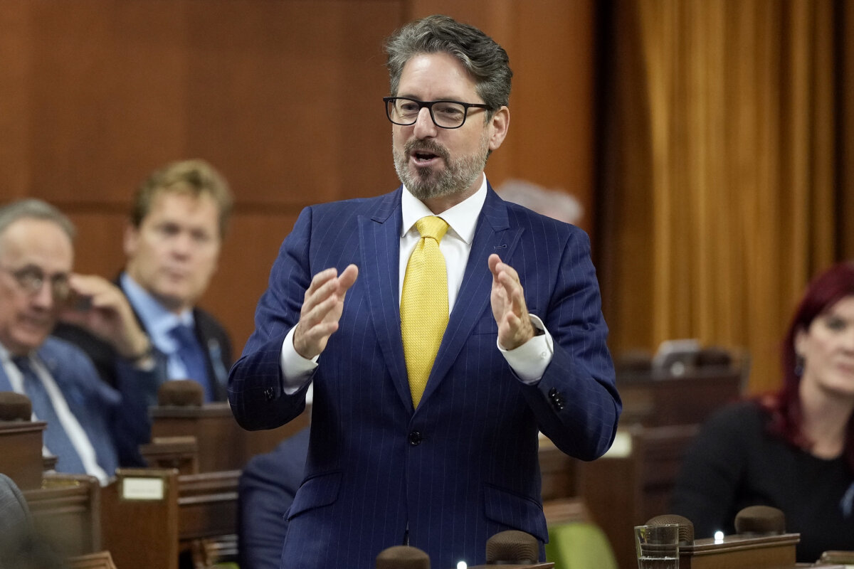 Депутат от округа Дафферин—Каледон Кайл Сибек выступает в ходе периода вопросов на Парламентском холме в Оттаве 20 ноября 2025 года. (The Canadian Press/Adrian Wyld)