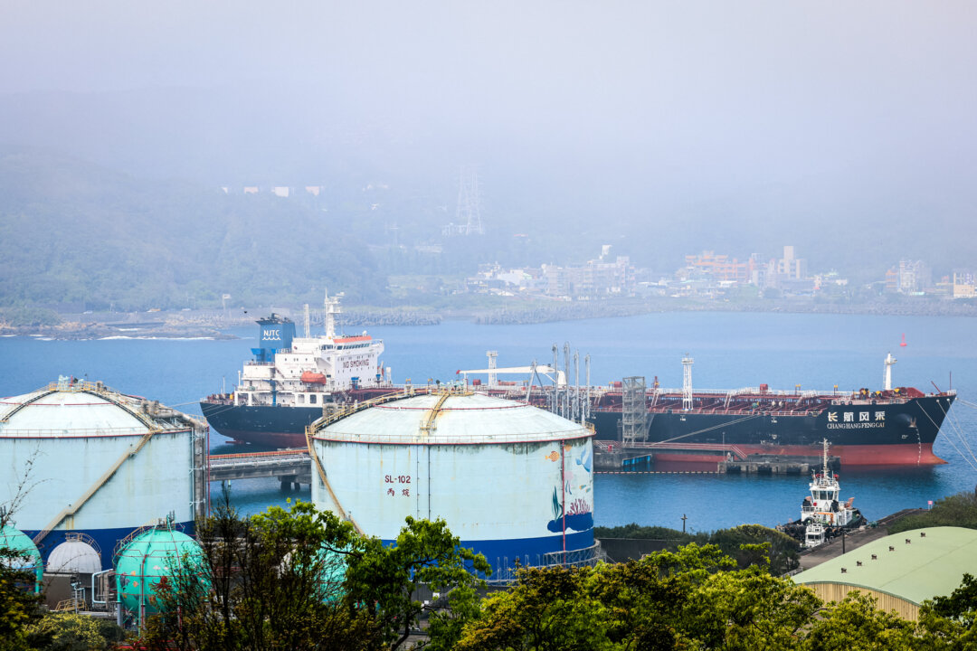 18 марта 2026 года нефтепродуктовоз «Чан Хан Фэн Цай», эксплуатируемый китайской судоходной компанией, пришвартовался рядом с зоной центра по поставке и распределению сжиженного нефтяного газа в порту Шэньао в городе Нью-Тайбэй (Тайвань). Запад надеялся, что интеграция Китая в глобальную торговую систему и содействие его процветанию приведут к политической свободе. Но этого не произошло, заявила вице-президент Тайваня в интервью The Epoch Times. (И-Хва Чен / AFP via Getty Images)