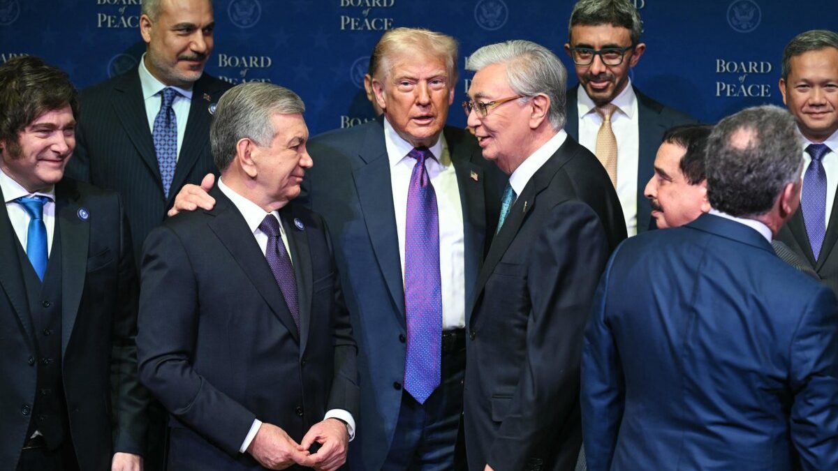 Президент США Дональд Трамп (в центре), в окружении президента Казахстана Касым-Жомарта Токаева (справа) и президента Узбекистана Шавката Мирзиёева (слева), позирует с лидерами во время группового фото на первом заседании «Совета мира» в Американском институте мира в Вашингтоне 19 февраля 2026 года. (Saul Loeb/AFP)