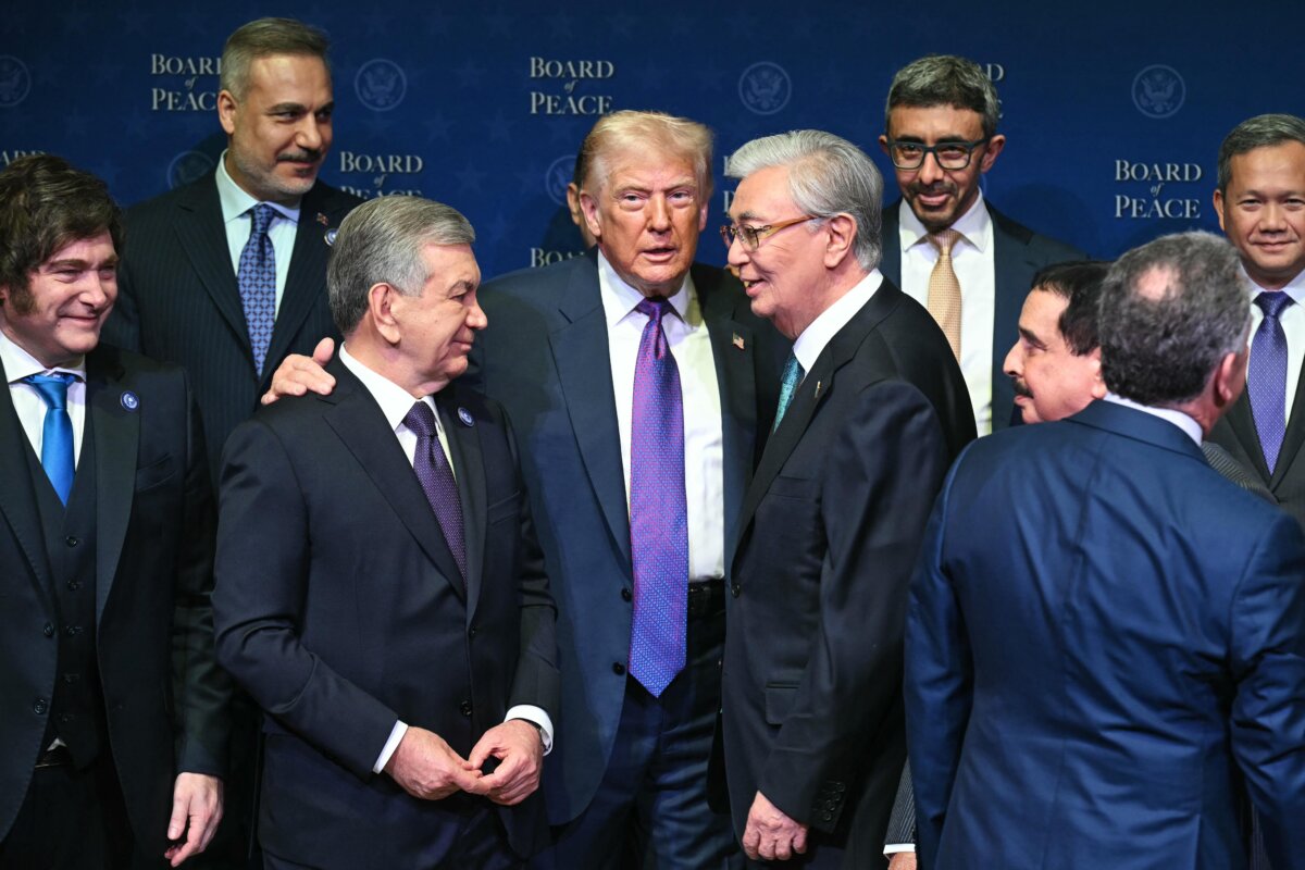 Президент США Дональд Трамп (в центре), в окружении президента Казахстана Касым-Жомарта Токаева (справа) и президента Узбекистана Шавката Мирзиёева (слева), позирует с лидерами во время группового фото на первом заседании «Совета мира» в Американском институте мира в Вашингтоне 19 февраля 2026 года. (Saul Loeb/AFP)