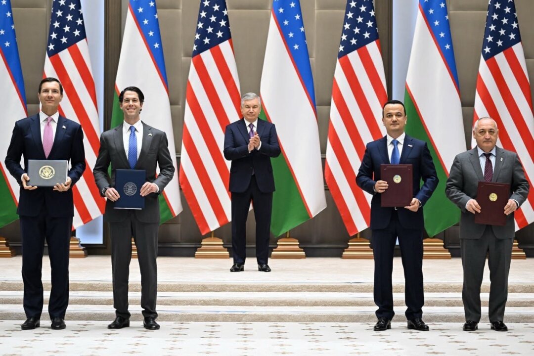 (слева направо) генеральный директор Американской корпорации международного финансирования развития Бен Блэк, председатель Экспортно-импортного банка США Джон Йованович, президент Узбекистана Шавкат Мирзиёев, министр инвестиций Узбекистана Лазиз Кудратов и исполнительный директор Фонда реконструкции Узбекистана Шухрат Вафаев позируют для фотосъёмки на церемонии подписания соглашения о запуске совместной инвестиционной платформы в Ташкенте, Узбекистан, 16 июня 2026 года.
(Фото предоставлено Экспортно-импортным банком США)