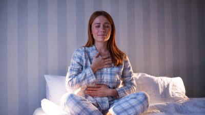 6 упражнений перед сном для снятия напряжения, которые помогут быстрее заснуть