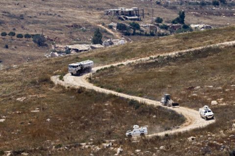 На этой фотографии, сделанной с позиции на севере Израиля, недалеко от границы с Ливаном, запечатлен конвой Временных сил Организации Объединенных Наций в Ливане (ВСООНЛ), проезжающий мимо разрушенных зданий на юге Ливана 22 июня 2026 года. (Джалаа Марей/AFP via Getty Images) | Epoch Times Media