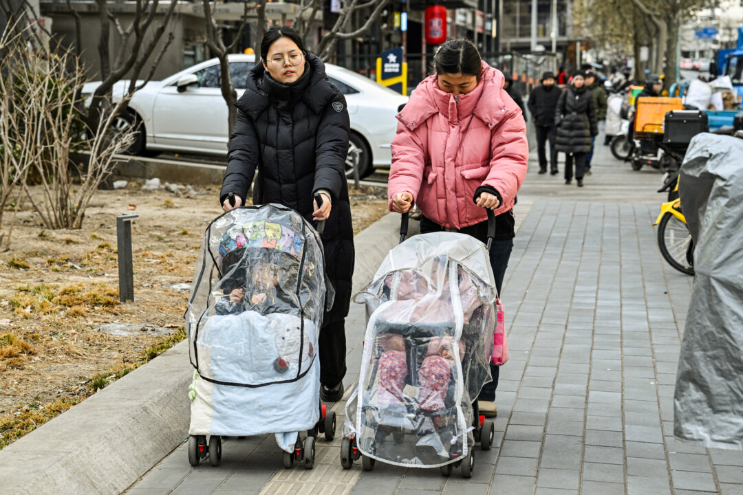 4 января 2026 года женщины везут детские коляски по улице в Пекине. В 2025 году число рождений в Китае достигло рекордно низкого уровня, а доля взрослого населения в возрасте 60 лет и старше составила около 23 процентов. (Адек Берри / AFP via Getty Images)