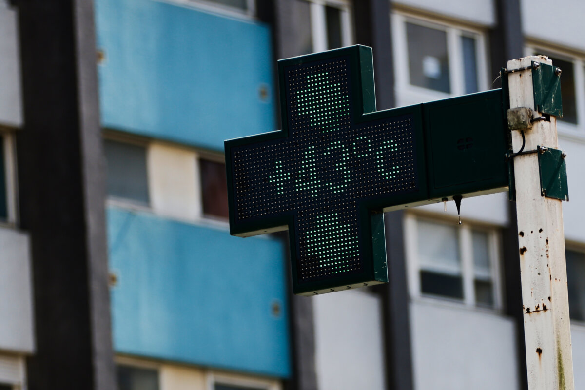 Вывеска аптеки показывает температуру 43 градуса по Цельсию (109,4 градуса по Фаренгейту) в Ренне, на западе Франции, 22 июня 2026 года. (Джеремайас Гонсалес/AP Photo)
