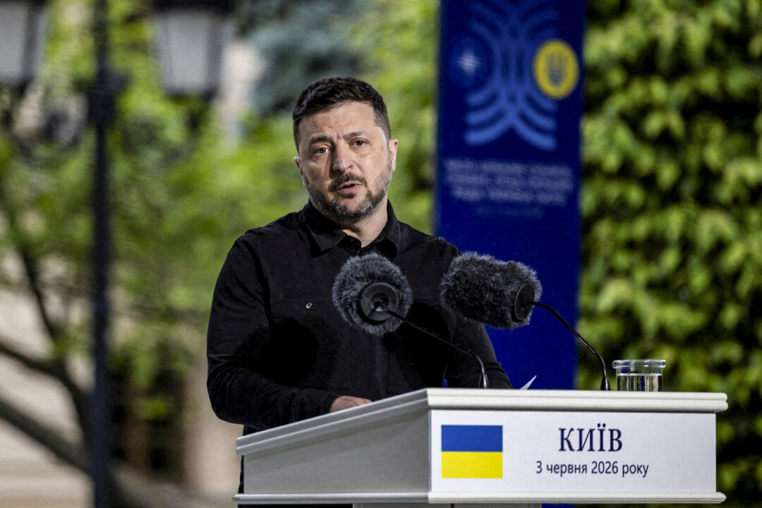 Президент Украины Владимир Зеленский выступает на совместной пресс-конференции с генеральным секретарем НАТО Марком Рютте (на снимке отсутствует) по итогам переговоров на фоне российского вторжения в Украину в Киеве, Украина, 3 июня 2026 года. (Томас Питер/Reuters) | Epoch Times Media