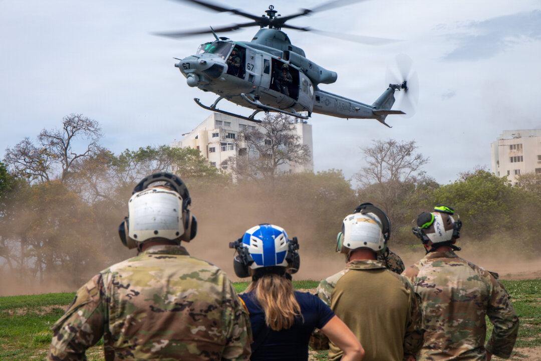 Вертолёт UH-1Y «Venom» Корпуса морской пехоты США, входящий в состав 365-й (усиленной) эскадрильи средних тилтроторов морской пехоты (VMM), готовится к посадке во время полета по оценке ущерба с воздуха в Каракасе, Венесуэла, 28 июня 2026 года. (Фото Корпуса морской пехоты США) | Epoch Times Media