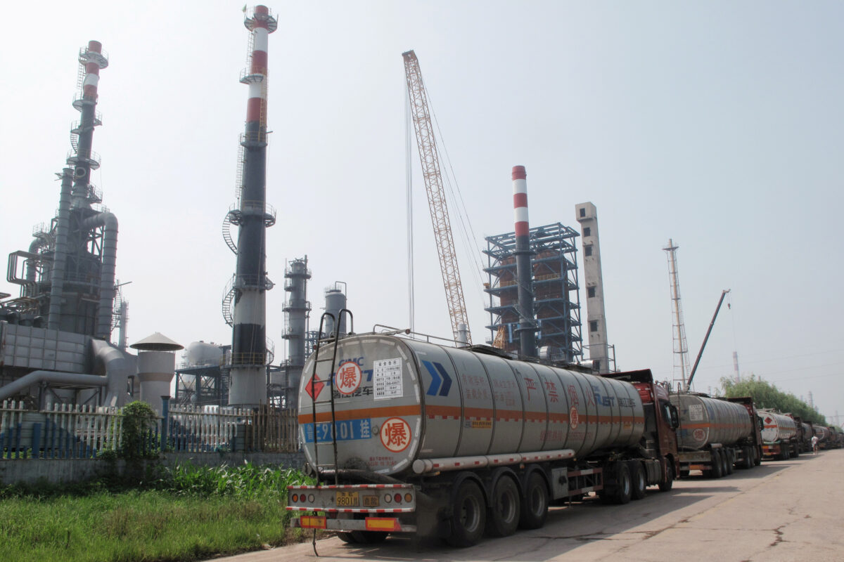 Нефтеперерабатывающий завод Shandong Haiyou Petrochemical Group в уезде Цзю, провинция Шаньдун, Китай, 25 июля 2018 года. (Доминик Паттон/Reuters)