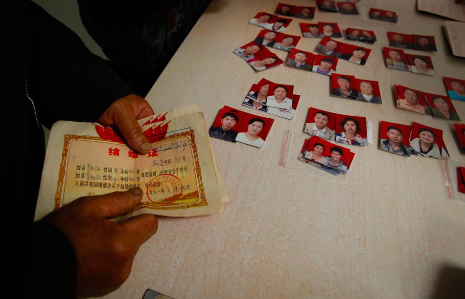 Фотографии, сделанные для свидетельств о разводе. (via Visual China)