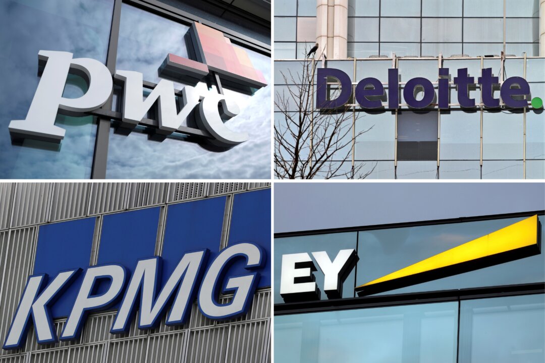 Коллаж из архивных снимков показывает логотипы Price Waterhouse Coopers, Deloitte, KPMG и Ernst & Young. (Reuters/Архивные фото) | Epoch Times Media
