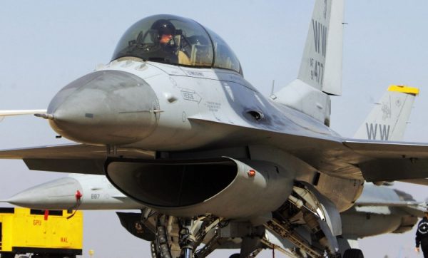На архивном снимке изображён истребитель F-16 Fighting Falcon компании Lockheed Martin на авиашоу в Бангалоре, Индия. (Дибьянгшу Саркар/AFP/Getty Images) | Epoch Times Media
