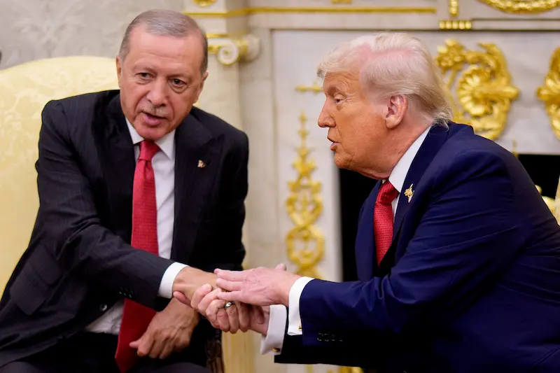 Президент США Дональд Трамп и президент Турции Реджеп Тайип Эрдоган во время встречи в Белом доме, 25 сентября 2025 года | Фото: Эндрю Харник/Getty Images | Epoch Times Media