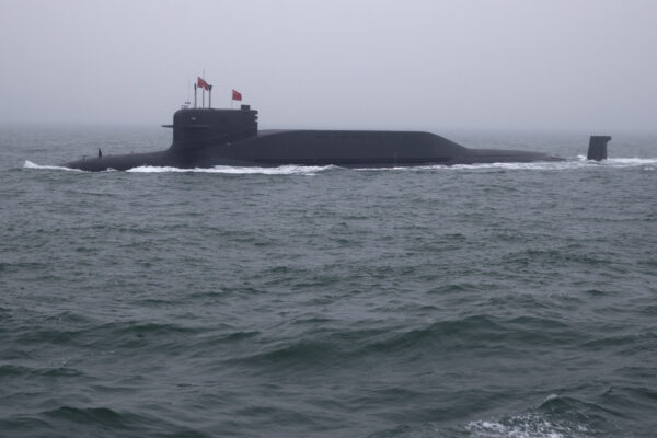 Атомная подводная лодка типа 094 «Цзинь» («Лун Мар 15») принимает участие в военно-морском параде, посвященном 70-летию основания китайского военно-морского флота, в море у города Циндао, в восточной провинции Шаньдун, Китай, 23 апреля 2019 года. (Марк Шифельбайн/Pool/AFP/via Getty Images)