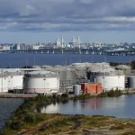 Украина атаковала нефтетерминал в Санкт-Петербурге; топливный кризис в России продолжается