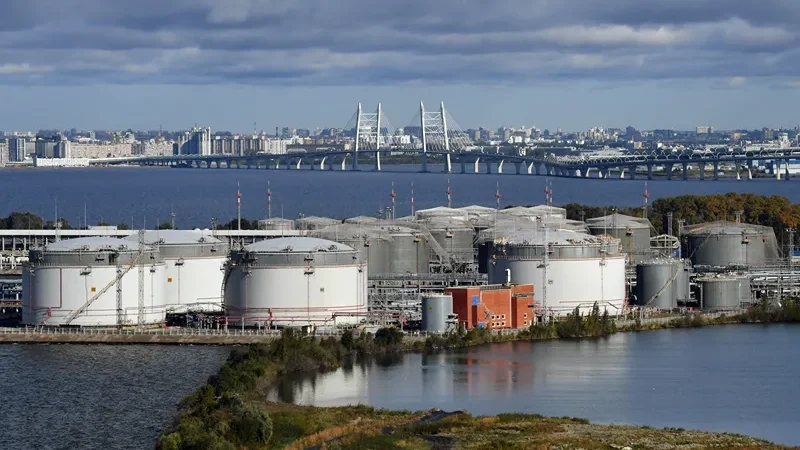 Украина атаковала нефтетерминал в Санкт-Петербурге; топливный кризис в России продолжается